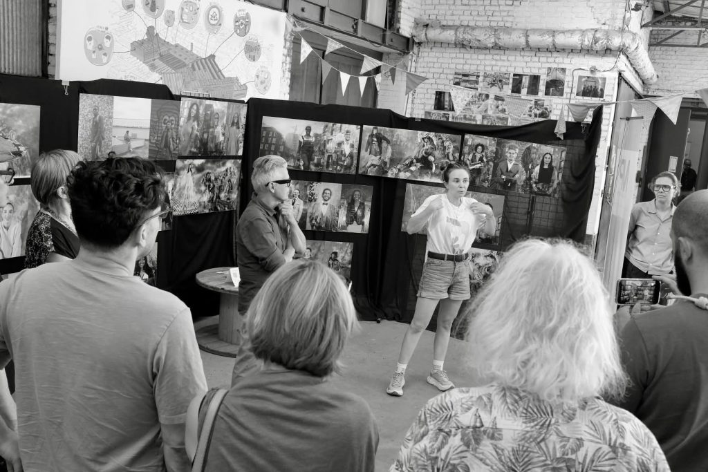 Jérôme Bartosik (Maison de la Photographie) et Ophélie Poillon (Tissel) partagent le projet auprès du public lors du vernissage à Roubaix (Tissel)